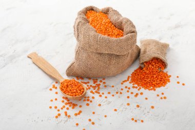 Kırmızı mercimek kaplı çantalar ve kaşık.