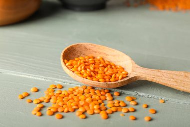 Ahşap zemin üzerinde kırmızı mercimek ile kaşık