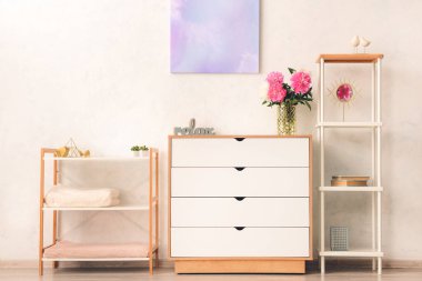 Modern çekmeceleri olan bir oda.