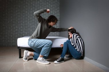 Boş odada işkence mağduru.