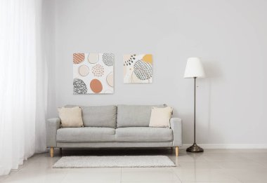 İçinde modern kanepe olan bir oda.