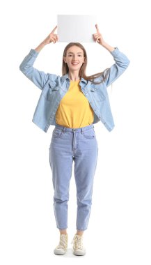 Beyaz arka planda boş kartı olan genç bir kadın.