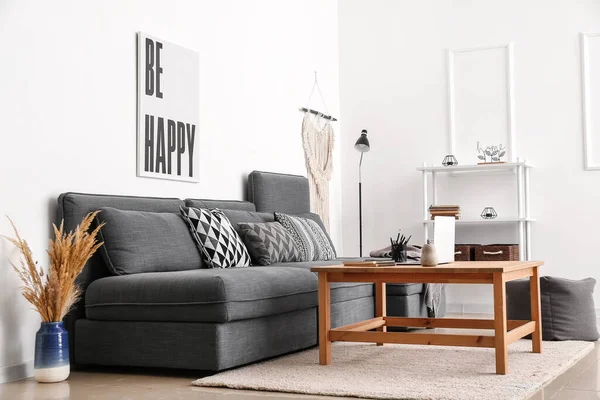 Interior Ruangan Modern Dengan Meja Dan Sofa — Stok Foto