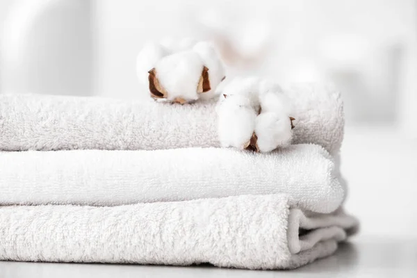 浴室桌上的棉布毛巾 — 图库照片