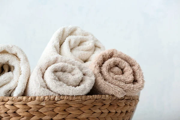 Kosz Bawełnianymi Ręcznikami Jasnym Tle — Zdjęcie stockowe