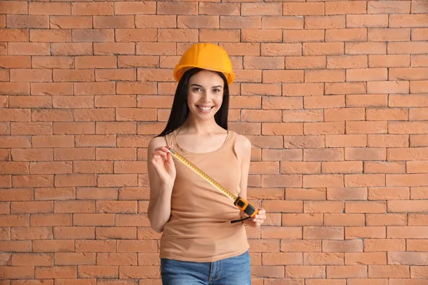 Young Woman Measuring Tape Brick Wall — Stock Photo, Image