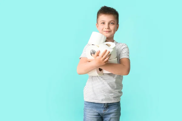 Rolig Liten Pojke Med Toalettpapper Färg Bakgrund — Stockfoto