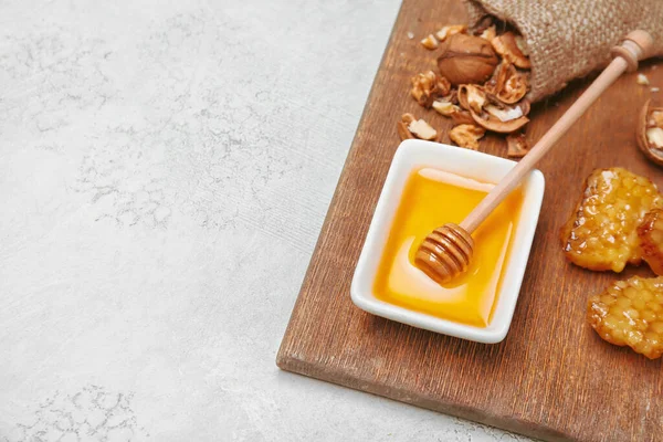 テーブルの上に甘い蜂蜜と組成 — ストック写真