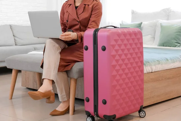 Mujer Con Laptop Equipaje Habitación Hotel — Foto de Stock