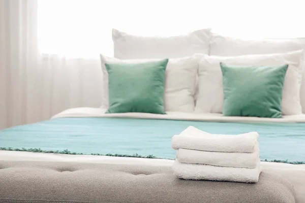 Clean Towels Bed Hotel Room — Stock Photo, Image