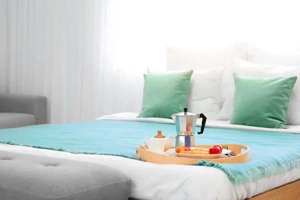 Tray Tasty Breakfast Bed Hotel Room — Stock Photo, Image
