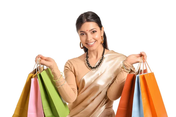 美しい若いですインドの女性でショッピングバッグ上の白い背景 — ストック写真