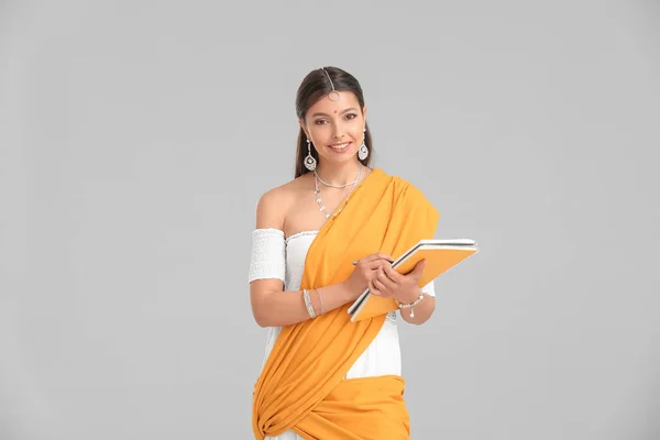 Krásná Mladá Indická Žena Notebooky Šedém Pozadí — Stock fotografie