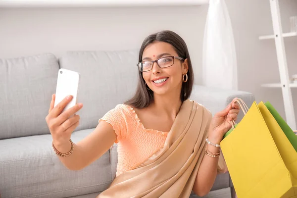 Hermosa Joven India Con Bolsas Compras Tomando Selfie Casa — Foto de Stock