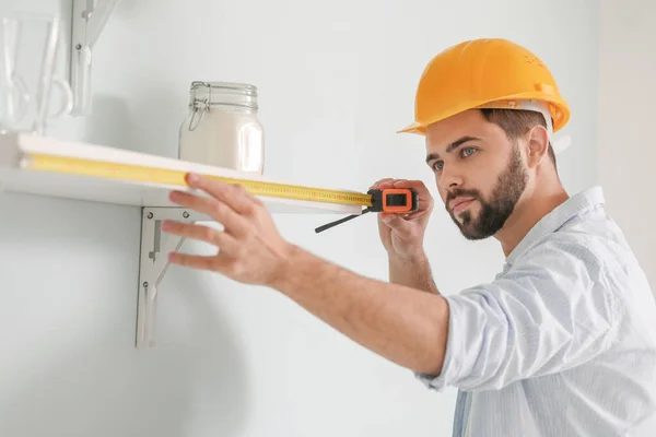 Joven Tomando Medidas Estantería Casa — Foto de Stock