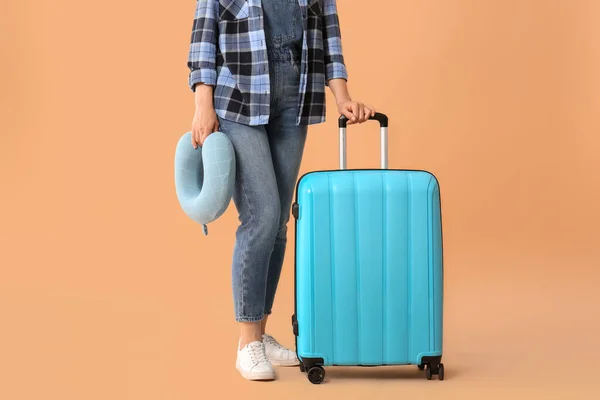 Frau Mit Gepacktem Koffer Und Reisekissen Auf Farbigem Hintergrund — Stockfoto