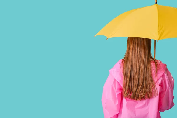 Belle Femme Avec Parapluie Sur Fond Couleur Vue Arrière — Photo