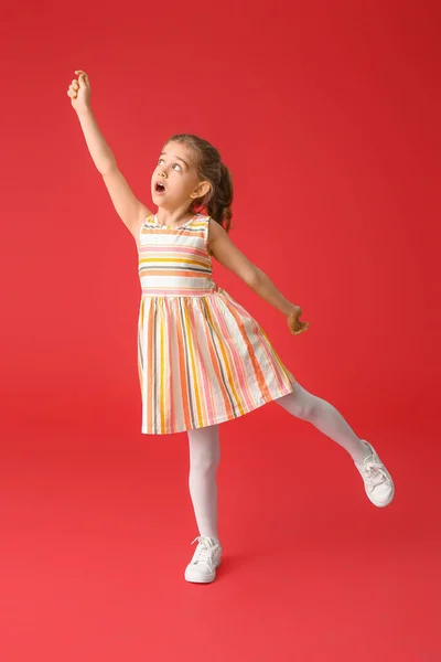 Nettes Kleines Mädchen Auf Farbigem Hintergrund — Stockfoto