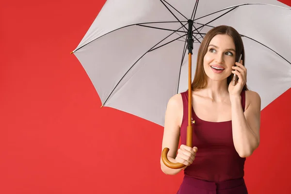 Hermosa Mujer Con Paraguas Hablando Por Teléfono Móvil Fondo Color — Foto de Stock