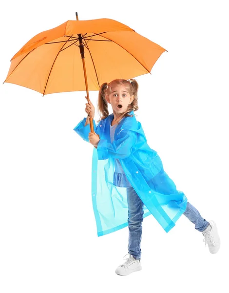 ショックを受けた小さな女の子とともに傘上の白い背景 — ストック写真