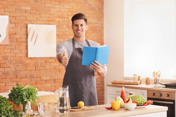 Щасливий Чоловік Книгою Рецептів Кухні — стокове фото