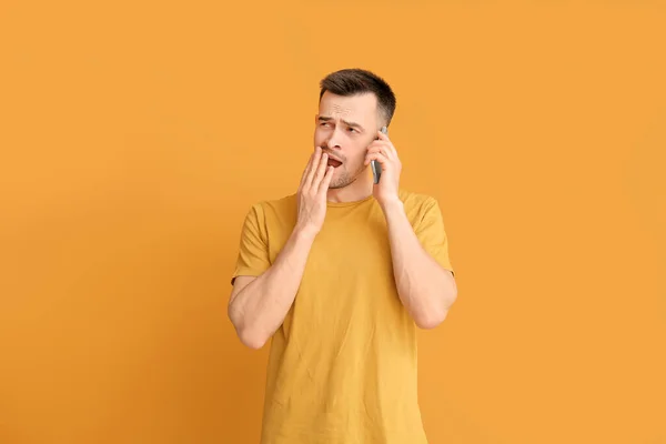 Moe Man Met Mobiele Telefoon Kleur Achtergrond Begrip Slaaptekort — Stockfoto