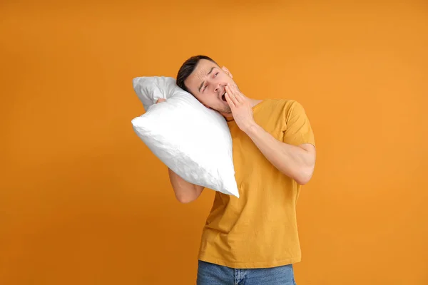 Müder Mann Mit Kissen Auf Farbigem Hintergrund Konzept Des Schlafentzugs — Stockfoto