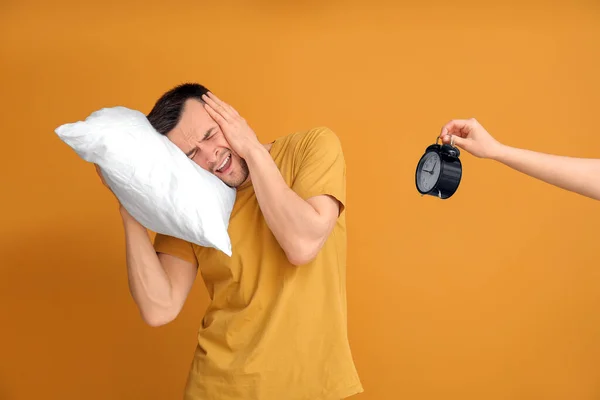 Hombre Problemático Con Almohada Despertador Fondo Concepto Privación Del Sueño — Foto de Stock