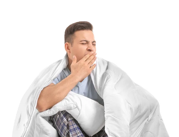 白い背景に毛布をかぶった疲れた男 睡眠不足の概念 — ストック写真