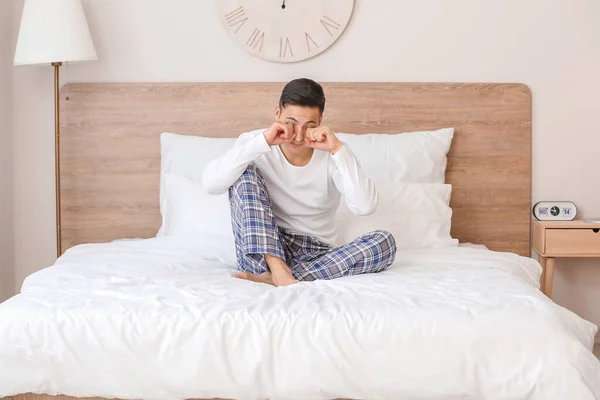Молодой Человек Страдающий Недосыпания Спальне — стоковое фото