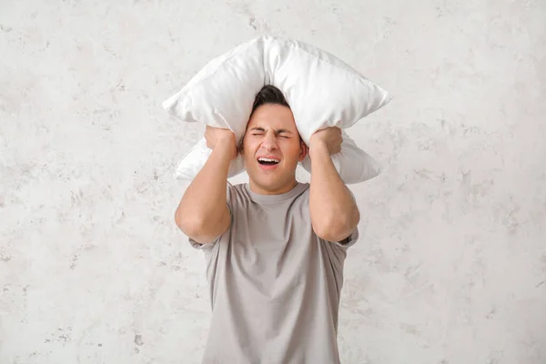 薄明かりの中で枕を背負った男 睡眠不足の概念 — ストック写真