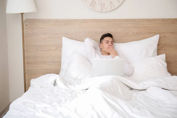 Young Man Suffering Sleep Deprivation Laptop Bedroom — Stock Photo, Image