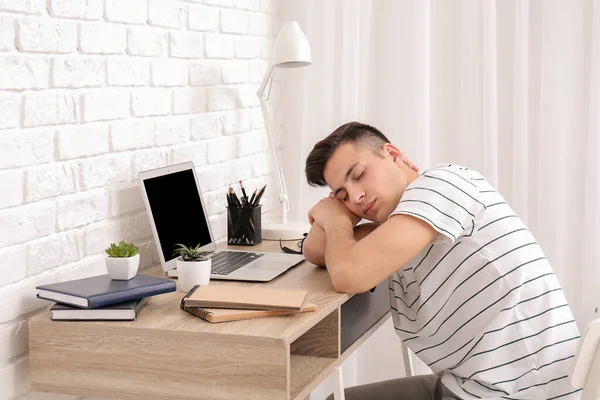 Κουρασμένος Που Δουλεύει Στο Γραφείο Έννοια Της Στέρησης Ύπνου — Φωτογραφία Αρχείου