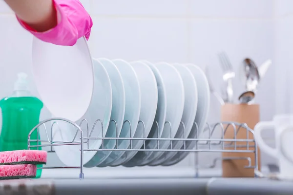 Mujer Lavando Platos Cocina —  Fotos de Stock