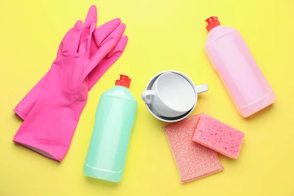 Cups Detergents Rubber Gloves Sponges Color Background — Stock Photo, Image