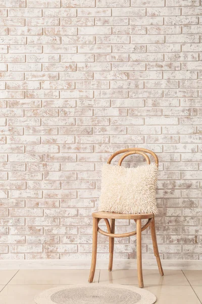 部屋のレンガの壁の近くに柔らかいクッションと椅子 — ストック写真
