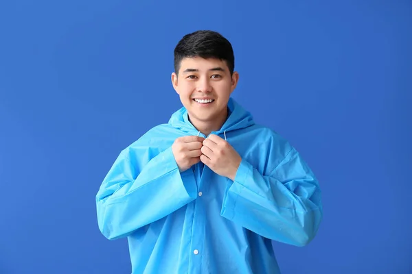 Mladý Asijský Muž Pláštěnce Barevném Pozadí — Stock fotografie