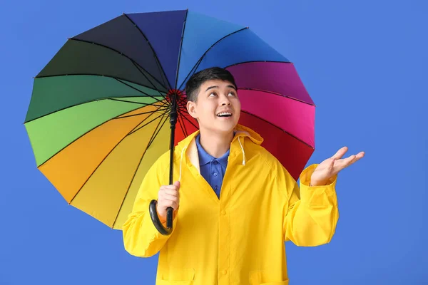 Jeune Homme Asiatique Imperméable Avec Parapluie Sur Fond Couleur — Photo
