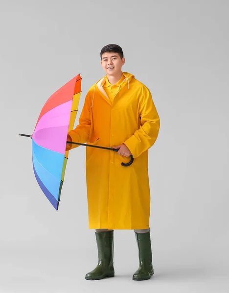 비옷을 배경에 우산을 아시아 — 스톡 사진