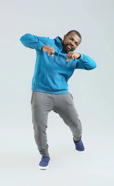 Man Afro Amerikansk Hip Hop Dansare Ljus Bakgrund — Stockfoto