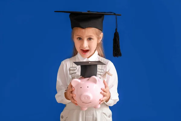 Klein Meisje Met Besparingen Voor Onderwijs Kleur Achtergrond — Stockfoto