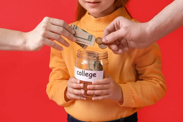 Menina Pais Colocando Dinheiro Para Sua Educação Frasco Contra Fundo — Fotografia de Stock