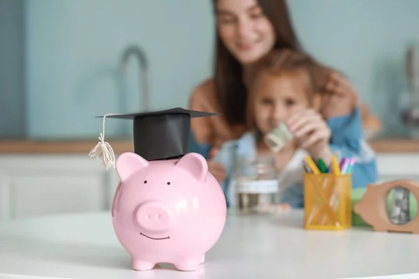 Sparschwein Mörtelpappe Auf Dem Tisch Studiengebühren Konzept — Stockfoto