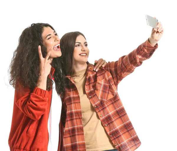 Νεαρές Γυναίκες Βγάζουν Selfie Λευκό Φόντο — Φωτογραφία Αρχείου