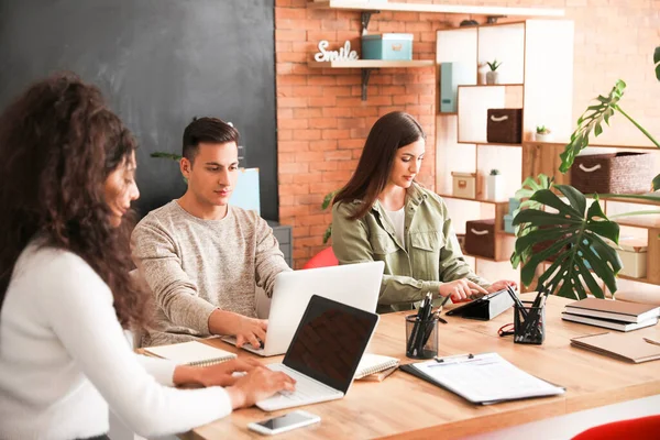 Young Business People Working Office — Stock Photo, Image