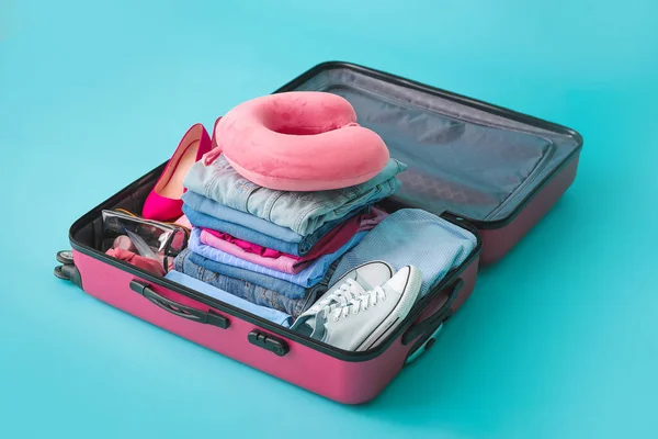 Renk Arkaplanında Seyahat Aksesuarları Olan Bavul — Stok fotoğraf