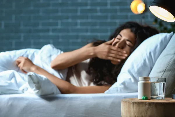 Pílulas Para Dormir Mesa Quarto Mulher Noite — Fotografia de Stock