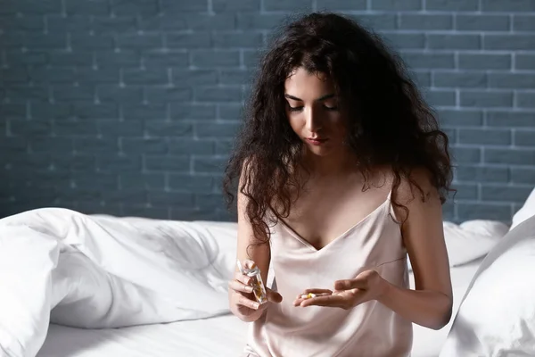 Mulher Tomando Pílulas Para Dormir Noite — Fotografia de Stock