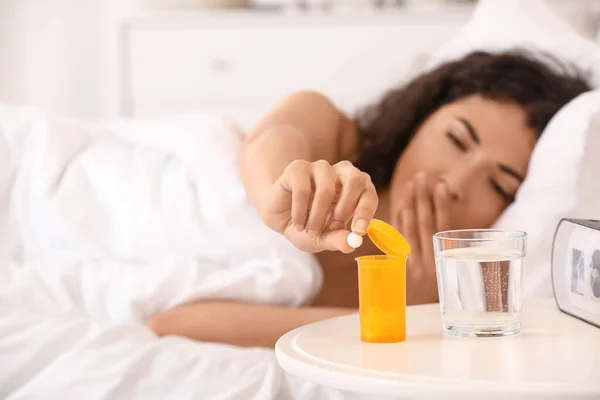 Mulher Tomando Pílulas Para Dormir Quarto — Fotografia de Stock