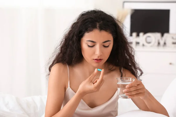 Junge Frau Nimmt Schlaftabletten Schlafzimmer — Stockfoto